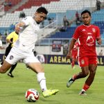 Duel sengit perebutan bola antara pemain Arema FC berbaju putih dan pemain Malut United berbaju merah dalam pertandingan Liga 1.