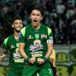 Pemain Persebaya Surabaya merayakan gol saat pertandingan Super League melawan Persita Tangerang.