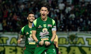 Pemain Persebaya Surabaya merayakan gol saat pertandingan Super League melawan Persita Tangerang.