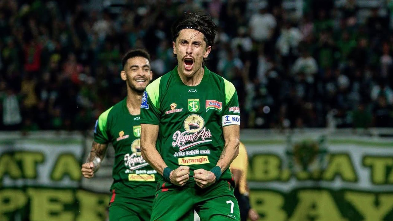 Pemain Persebaya Surabaya merayakan gol saat pertandingan Super League melawan Persita Tangerang.