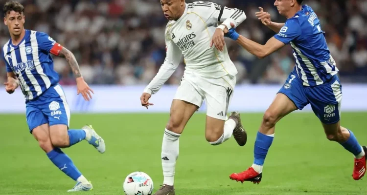 Pemain Real Madrid sedang menggiring bola di bawah tekanan pemain Deportivo Alaves dalam laga sengit Real Madrid vs Alaves.