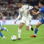 Pemain Real Madrid sedang menggiring bola di bawah tekanan pemain Deportivo Alaves dalam laga sengit Real Madrid vs Alaves.