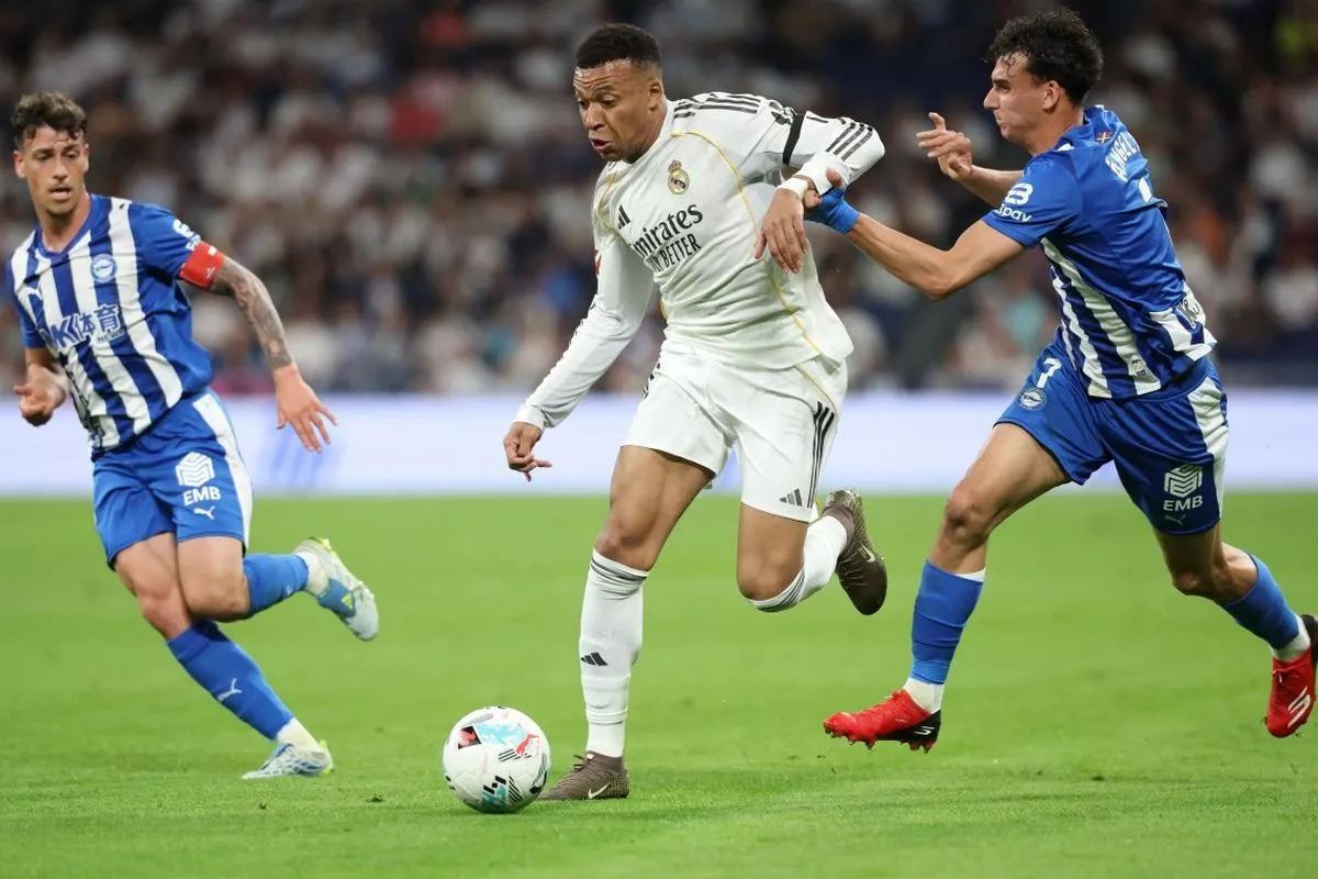 Pemain Real Madrid sedang menggiring bola di bawah tekanan pemain Deportivo Alaves dalam laga sengit Real Madrid vs Alaves.