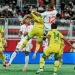 Duel sengit perebutan bola antara pemain Persebaya Surabaya dan Malut United di lapangan.