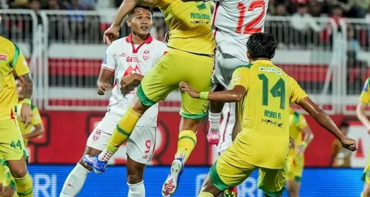 Duel sengit perebutan bola antara pemain Persebaya Surabaya dan Malut United di lapangan.