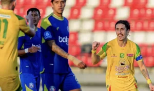 Pemain Persebaya melakukan selebrasi setelah mencetak gol dalam kemenangan telak 4-0 atas Arema FC.