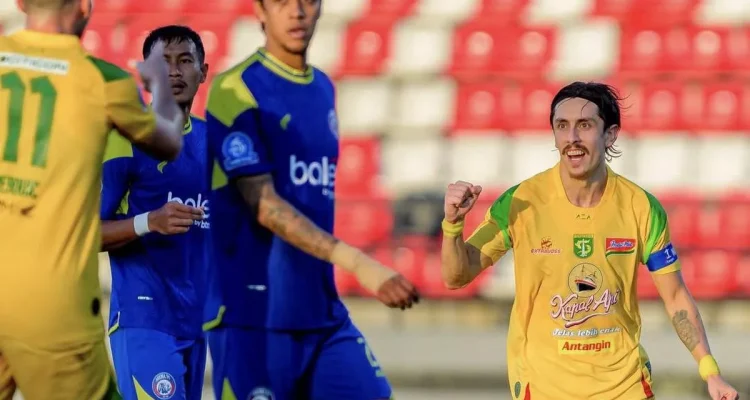 Pemain Persebaya melakukan selebrasi setelah mencetak gol dalam kemenangan telak 4-0 atas Arema FC.