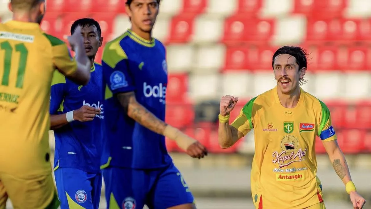 Pemain Persebaya melakukan selebrasi setelah mencetak gol dalam kemenangan telak 4-0 atas Arema FC.