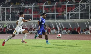 Aksi pemain Persib Bandung saat menggiring bola melewati pemain Bhayangkara FC dalam pertandingan Liga 1 di stadion.