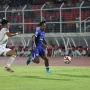 Aksi pemain Persib Bandung saat menggiring bola melewati pemain Bhayangkara FC dalam pertandingan Liga 1 di stadion.