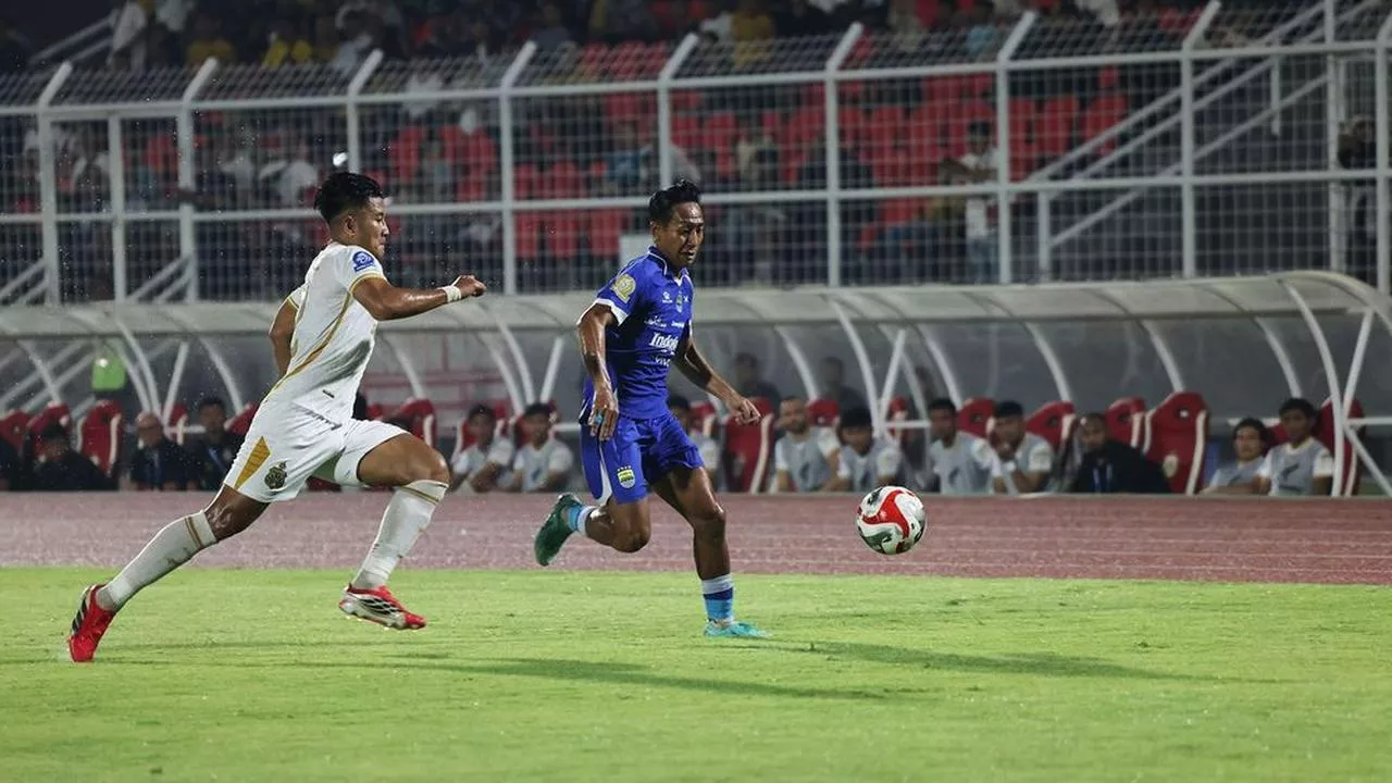 Aksi pemain Persib Bandung saat menggiring bola melewati pemain Bhayangkara FC dalam pertandingan Liga 1 di stadion.
