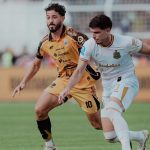 Pemain Persija Jakarta Maciej Gajos saat berduel berebut bola dengan pemain Bhayangkara FC di kompetisi Super League.