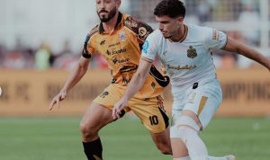 Pemain Persija Jakarta Maciej Gajos saat berduel berebut bola dengan pemain Bhayangkara FC di kompetisi Super League.