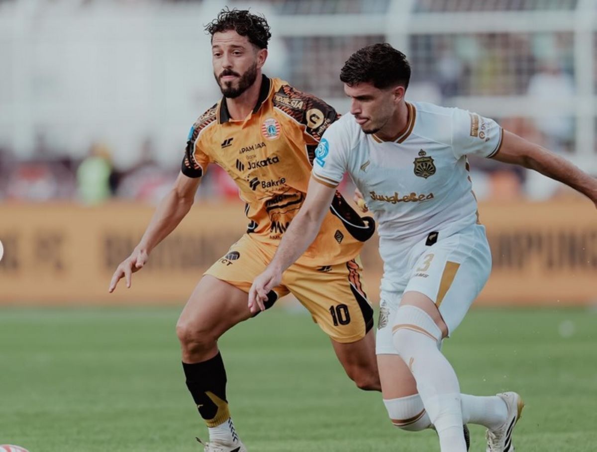 Pemain Persija Jakarta Maciej Gajos saat berduel berebut bola dengan pemain Bhayangkara FC di kompetisi Super League.