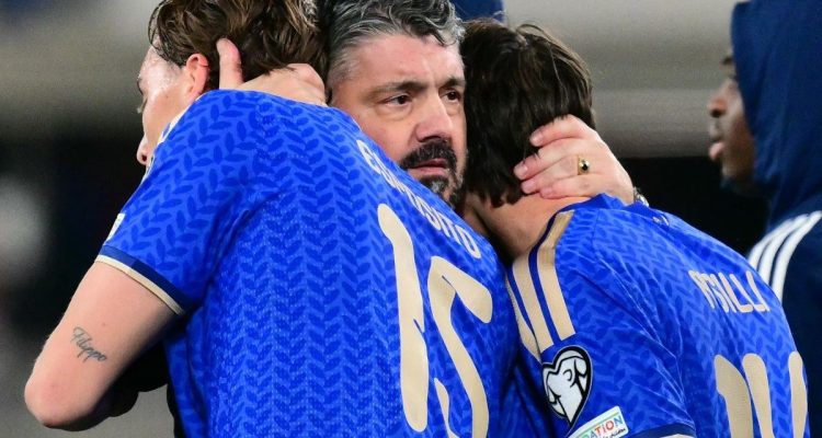 Ekspresi sedih pemain Timnas Italia dan staf pelatih setelah kalah adu penalti melawan Bosnia di kualifikasi Piala Dunia 2026.