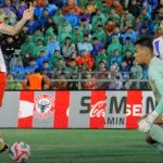 Aksi penyerang Persib Bandung, Ramon Tanque, saat berhadapan dengan kiper Semen Padang dalam pertandingan Liga 1.