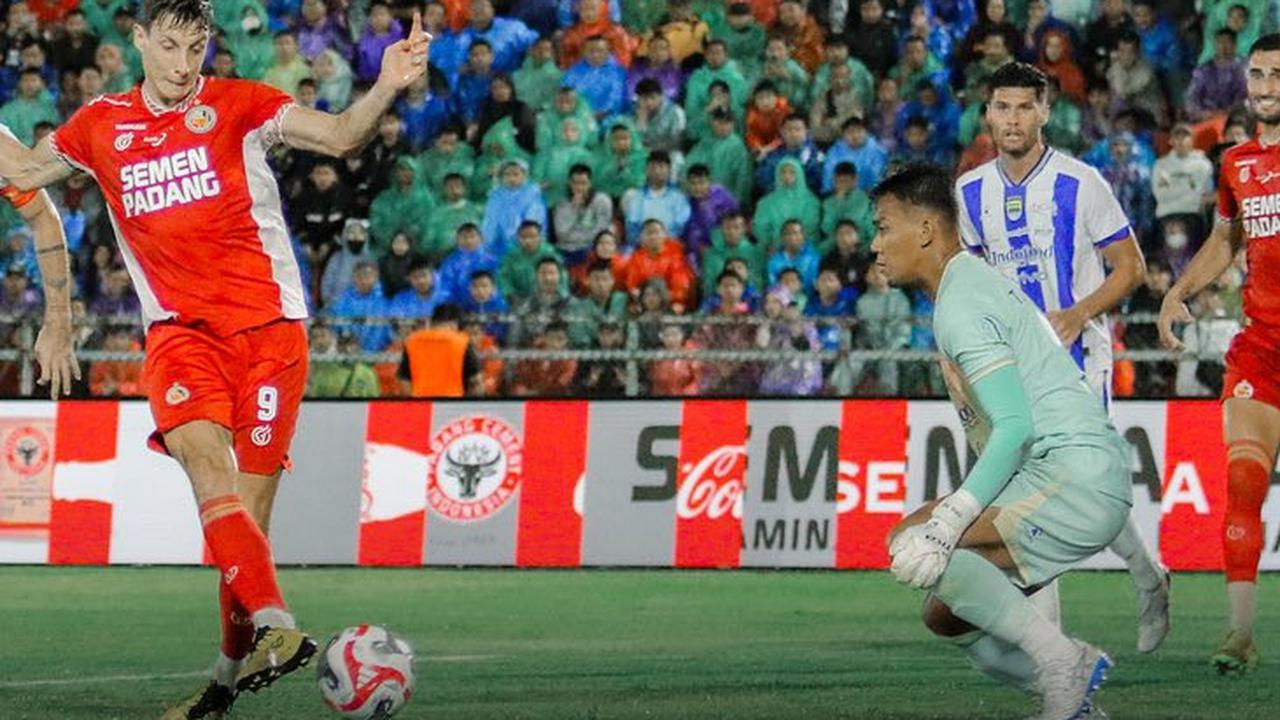 Aksi penyerang Persib Bandung, Ramon Tanque, saat berhadapan dengan kiper Semen Padang dalam pertandingan Liga 1.