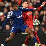 Duel perebutan bola antara pemain PSG dan Darwin Nunez dari Liverpool di ajang Liga Champions.