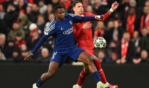 Duel perebutan bola antara pemain PSG dan Darwin Nunez dari Liverpool di ajang Liga Champions.