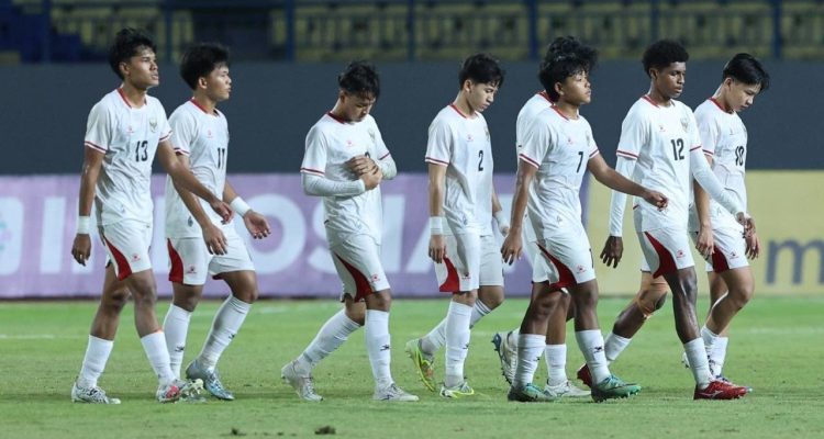Raut wajah lesu para pemain Timnas Indonesia U17 setelah kalah dari Malaysia di laga grup yang mempengaruhi posisi Klasemen AFF U-17 2026.