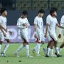 Raut wajah lesu para pemain Timnas Indonesia U17 setelah kalah dari Malaysia di laga grup yang mempengaruhi posisi Klasemen AFF U-17 2026.