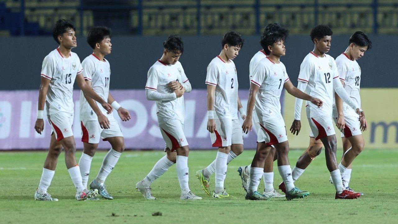 Raut wajah lesu para pemain Timnas Indonesia U17 setelah kalah dari Malaysia di laga grup yang mempengaruhi posisi Klasemen AFF U-17 2026.