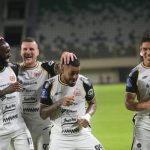 Pemain Persija Jakarta melakukan selebrasi bersama setelah mencetak gol kemenangan melawan PSBS Biak dalam pertandingan Liga 1.