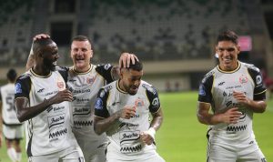 Pemain Persija Jakarta melakukan selebrasi bersama setelah mencetak gol kemenangan melawan PSBS Biak dalam pertandingan Liga 1.