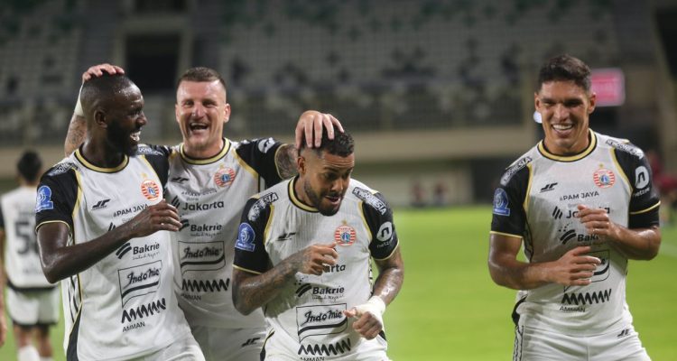 Pemain Persija Jakarta melakukan selebrasi bersama setelah mencetak gol kemenangan melawan PSBS Biak dalam pertandingan Liga 1.