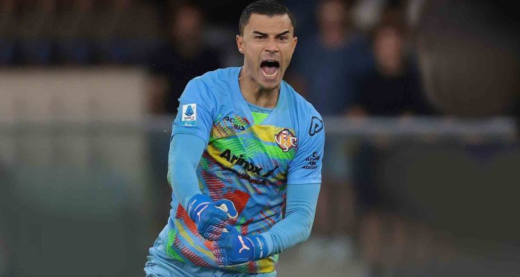 Emil Audero, penjaga gawang Cremonese, menunjukkan ekspresi semangat saat pertandingan melawan Torino.