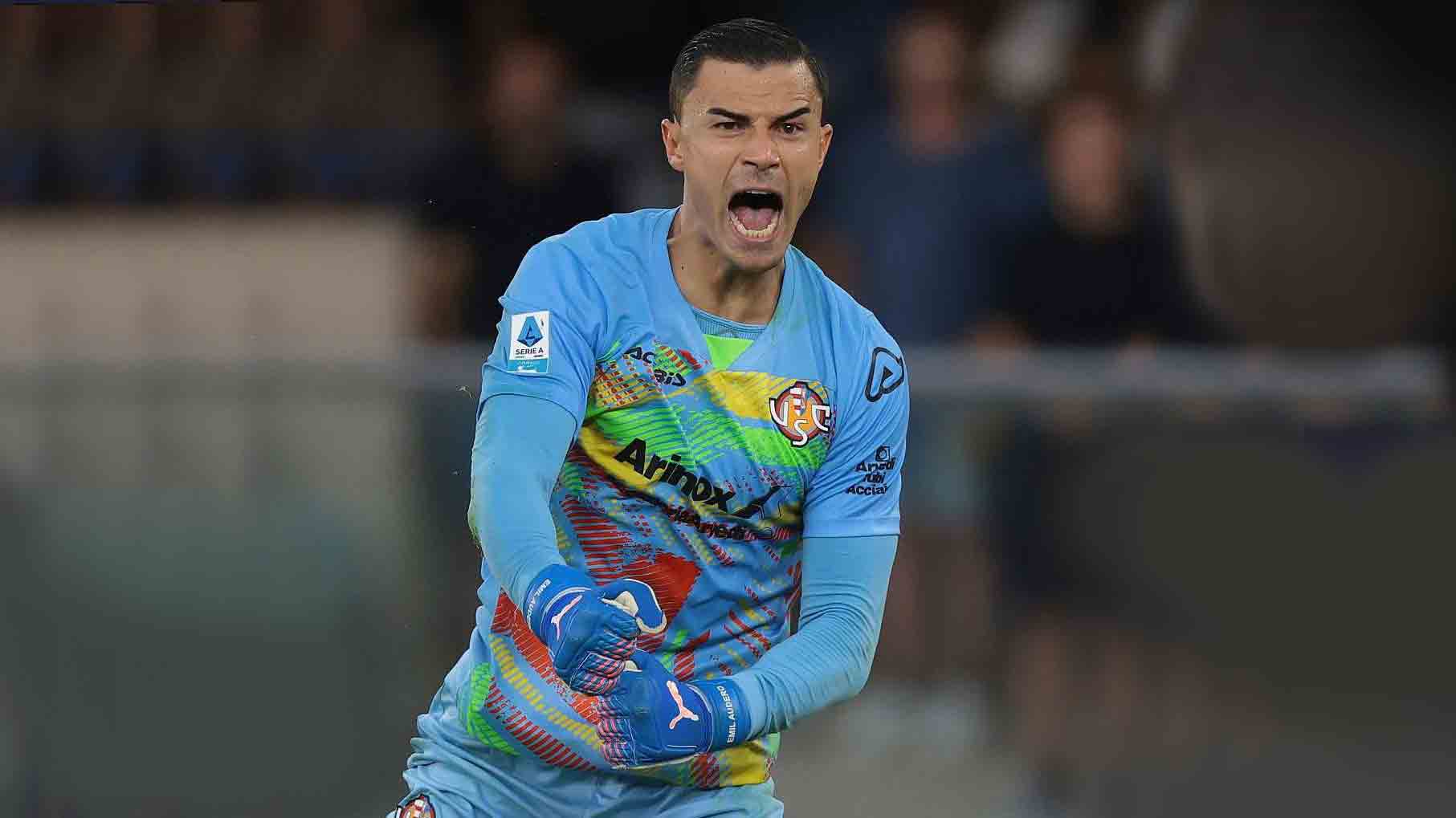 Emil Audero, penjaga gawang Cremonese, menunjukkan ekspresi semangat saat pertandingan melawan Torino.