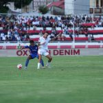 Duel perebutan bola antara pemain Arema FC dan Malut United dalam pertandingan BRI Liga 1.