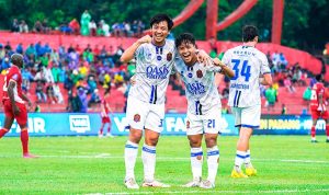 Pemain Semen Padang tampak kecewa di lapangan setelah gawang mereka kebobolan dua gol oleh Persijap dalam laga kandang.