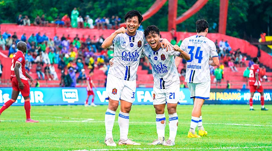 Pemain Semen Padang tampak kecewa di lapangan setelah gawang mereka kebobolan dua gol oleh Persijap dalam laga kandang.