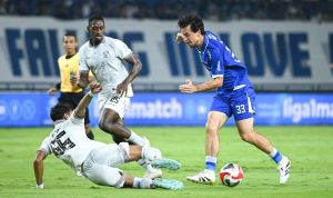 Pemain Persib Bandung sedang melakukan duel perebutan bola melawan pemain lawan di Stadion GBLA dalam laga krusial Liga 1.