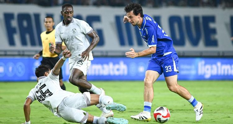 Pemain Persib Bandung sedang melakukan duel perebutan bola melawan pemain lawan di Stadion GBLA dalam laga krusial Liga 1.