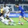 Pemain Persib Bandung sedang melakukan duel perebutan bola melawan pemain lawan di Stadion GBLA dalam laga krusial Liga 1.