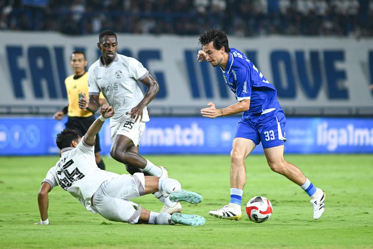 Pemain Persib Bandung sedang melakukan duel perebutan bola melawan pemain lawan di Stadion GBLA dalam laga krusial Liga 1.