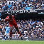 Erling Haaland dari Manchester City berduel udara dengan pemain bertahan Liverpool di Etihad Stadium.