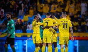 Cristiano Ronaldo bernomor punggung 7 merayakan gol bersama rekan tim Al-Nassr seperti Brozovic dalam kemenangan melawan Al-Najma.