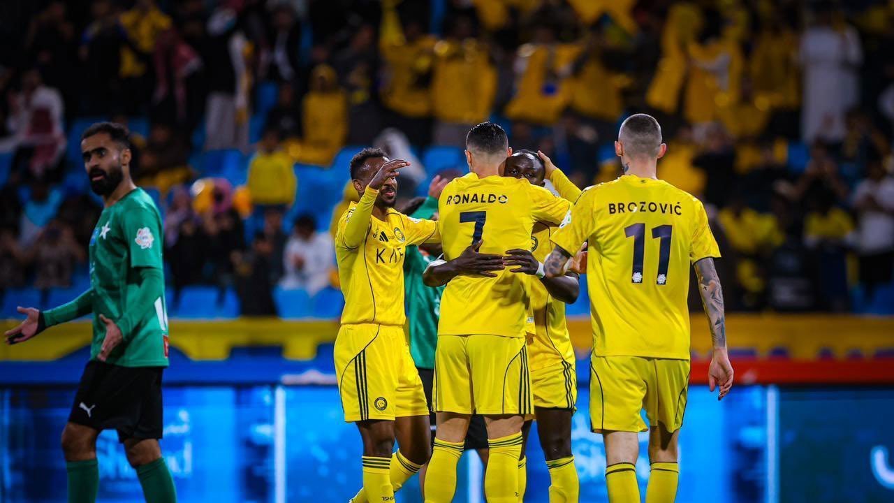 Cristiano Ronaldo bernomor punggung 7 merayakan gol bersama rekan tim Al-Nassr seperti Brozovic dalam kemenangan melawan Al-Najma.