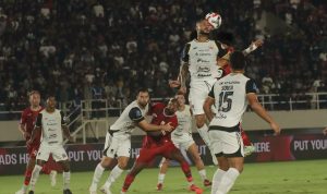 Aksi duel udara sengit antara pemain Persija Jakarta dan pemain lawan dalam pertandingan BRI Super League.