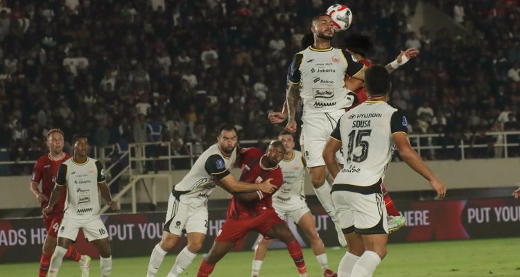 Aksi duel udara sengit antara pemain Persija Jakarta dan pemain lawan dalam pertandingan BRI Super League.