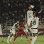Aksi duel udara sengit antara pemain Persija Jakarta dan pemain lawan dalam pertandingan BRI Super League.