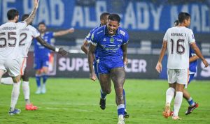 Pelatih Persib Bandung memberikan instruksi strategi untuk mengantisipasi permainan Bhayangkara FC.