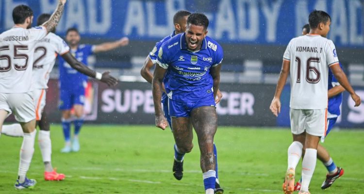 Pelatih Persib Bandung memberikan instruksi strategi untuk mengantisipasi permainan Bhayangkara FC.