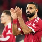 Mohamed Salah memberikan tepuk tangan kepada penggemar Liverpool setelah pertandingan di Stadion Anfield.