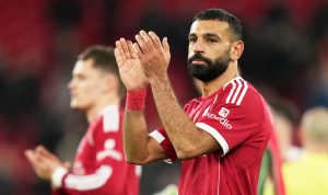 Mohamed Salah memberikan tepuk tangan kepada penggemar Liverpool setelah pertandingan di Stadion Anfield.