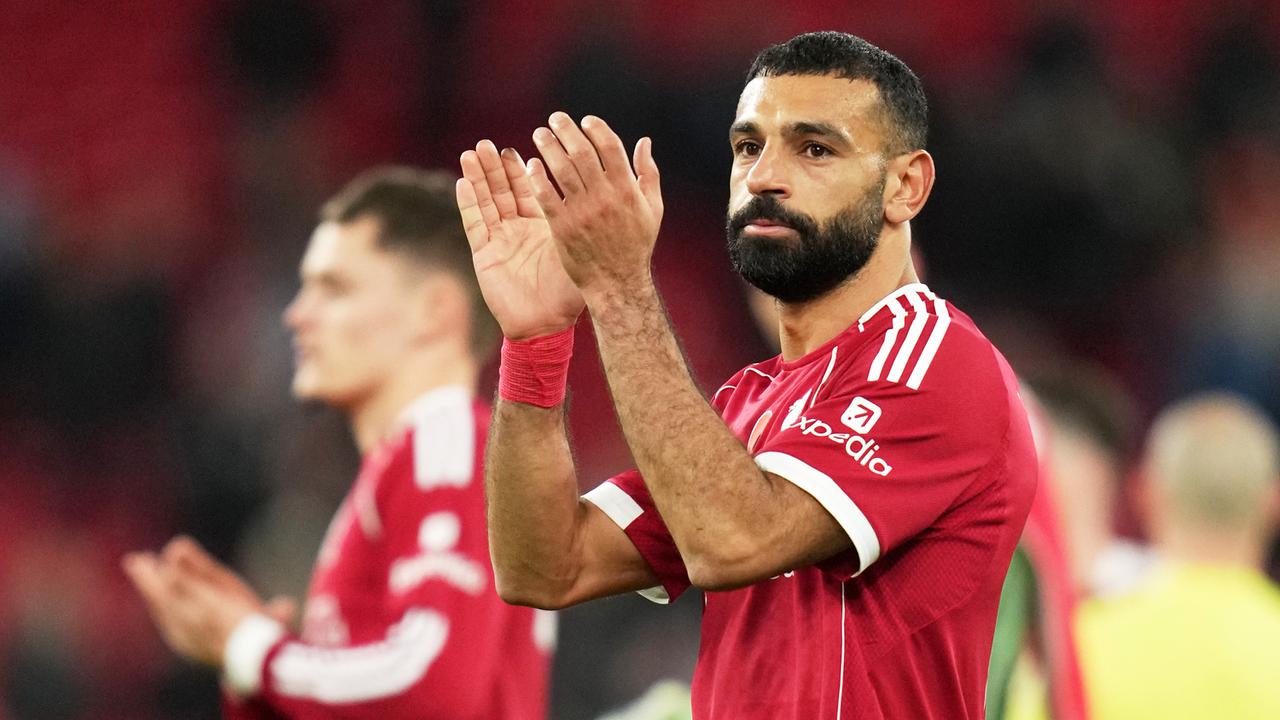 Mohamed Salah memberikan tepuk tangan kepada penggemar Liverpool setelah pertandingan di Stadion Anfield.