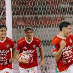 Para pemain Bali United melakukan selebrasi setelah mencetak gol ke gawang PSBS Biak dalam kemenangan telak 6-1 di Super League.